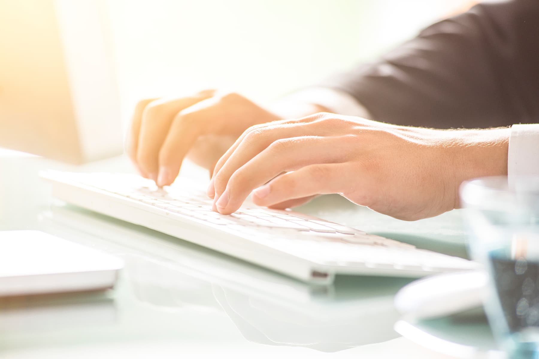 Tangentbord detalj person söker support digitalt enyroom